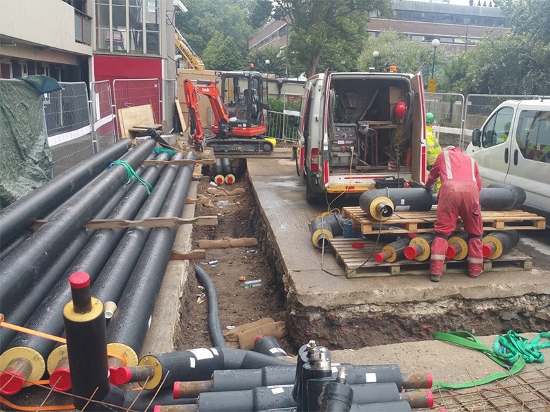 Insulated heat or cooling pipework